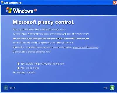 Cuando se ejecuta, muestra un falso mensaje de reactivación del software, con el título de "Microsoft piracy control"